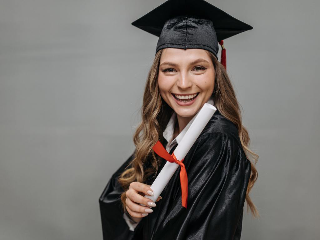 Menina mostrando seu diploma de conclusão