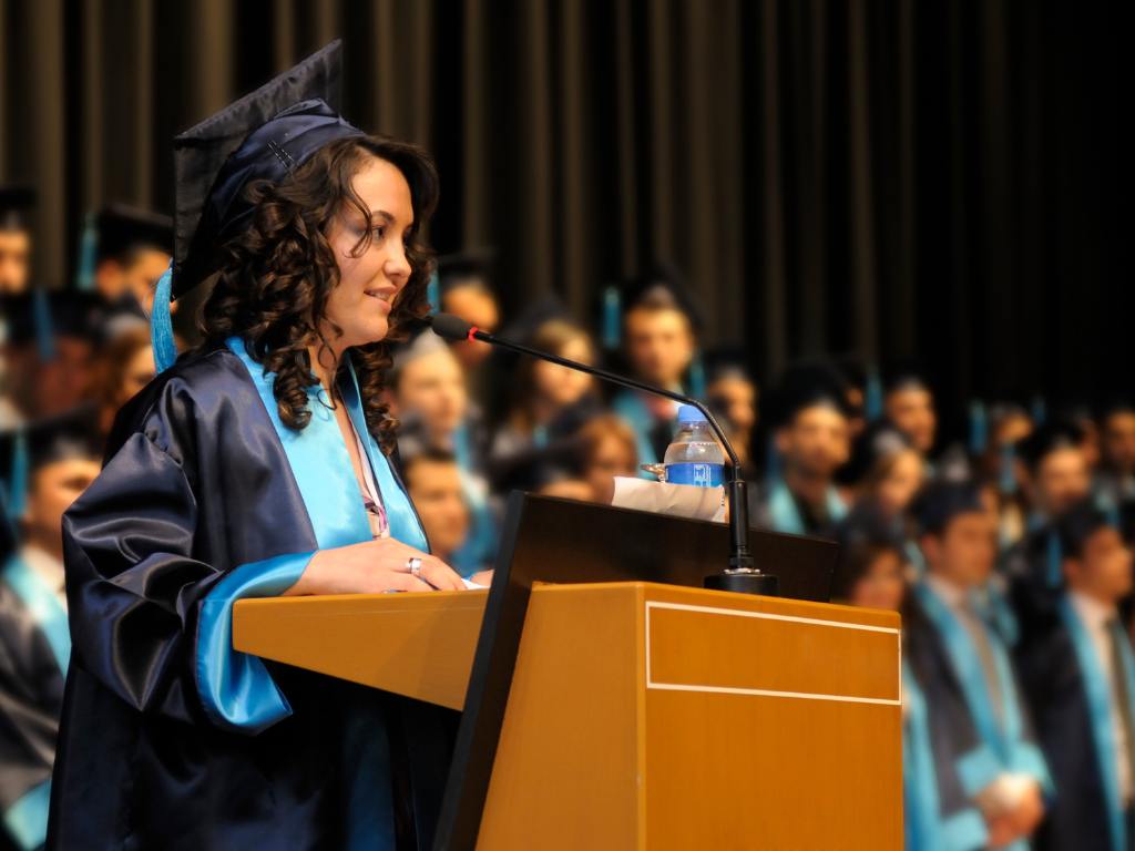 Menina fazendo discurso de formatura