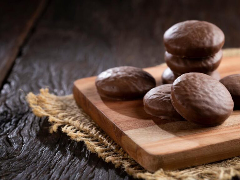 Pães de mel em tábua de madeira