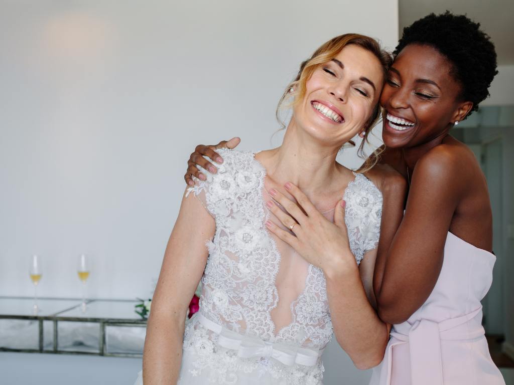 Noiva e madrinha de casamento