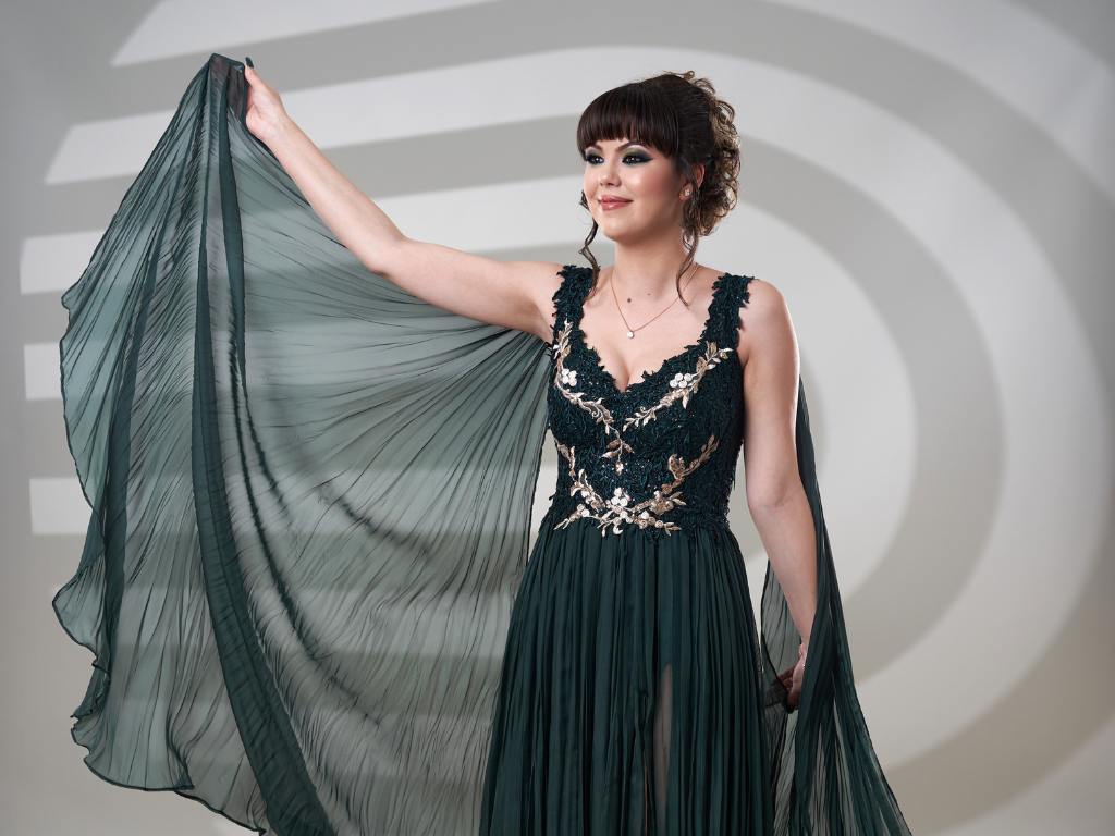 Mulher usando vestido verde
