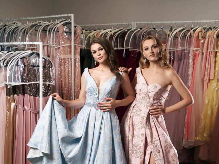 Amigas preparadas com vestidos de formatura do ensino médio
