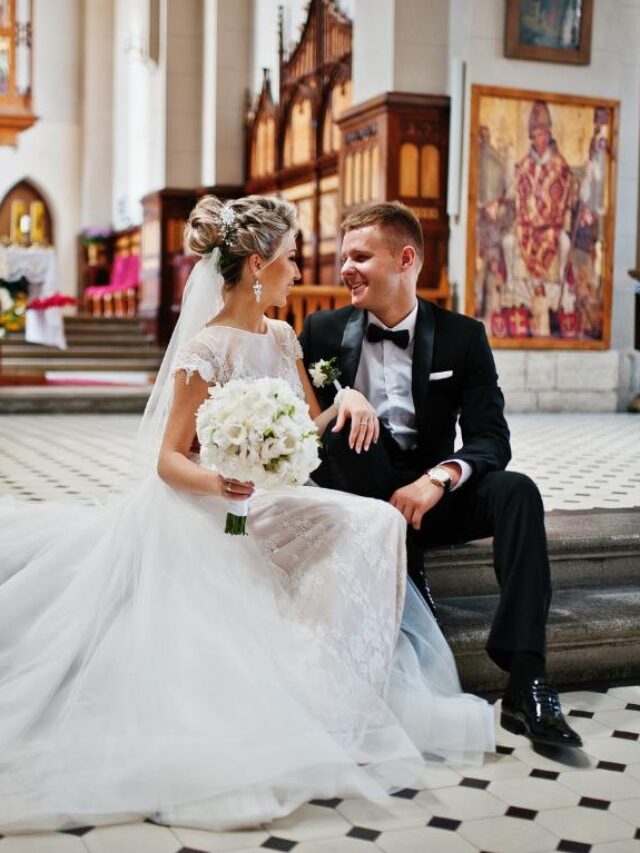 Casal dentro de igreja católica