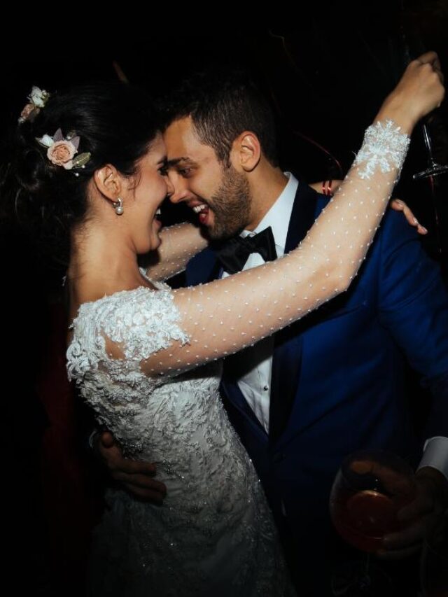 Casal dançando durante casamento