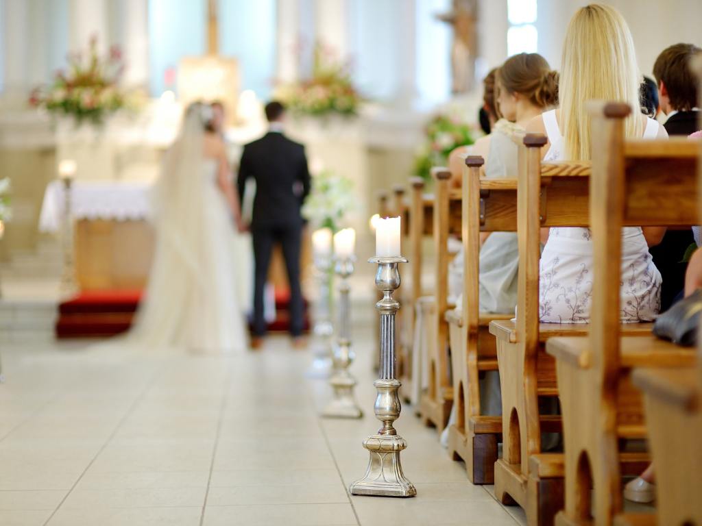 Casal se casando em cerimônia católica
