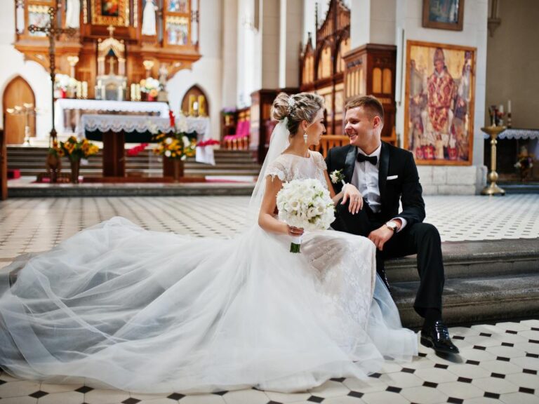 Casal dentro de igreja católica