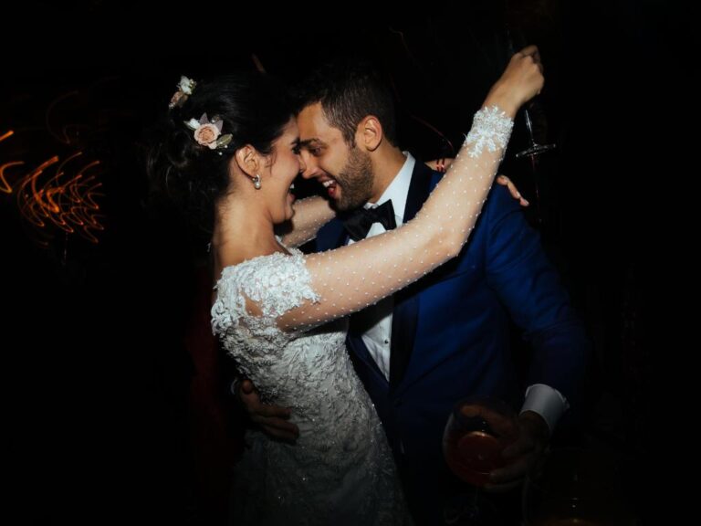 Casal dançando durante casamento