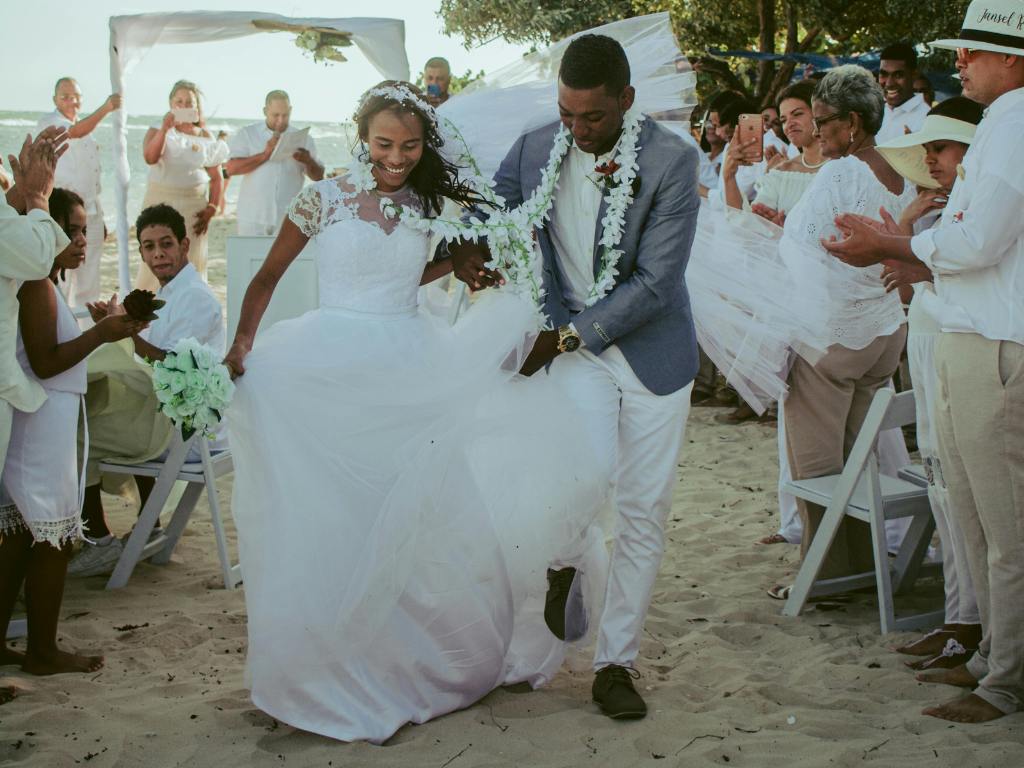 Casal saindo de casamento tropical