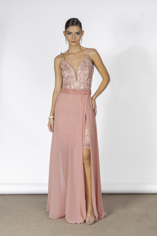 Vestido de festa longo que se transforma em curto, na cor rosa, com corpo todo bordado a mão, esse vestido 2 em 1 é perfeito para você arrasar como madrinha ou convidada de casamento.