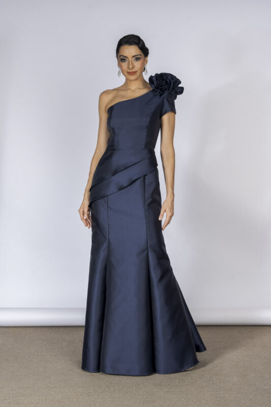 Vestido de festa longo com decote de um ombro só, na cor azul-marinho, com detalhe de flor feita a mão e modelagem sereia que valoriza a silhueta feminina, esse modelo é perfeito para mulheres elegantes e mães dos noivos
