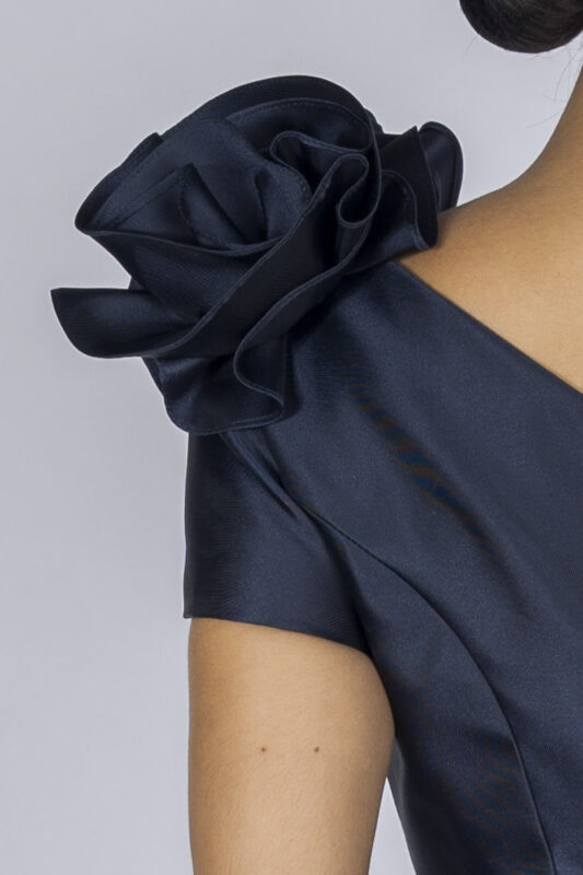 Detalhe do vestido de festa, a flor feita a mão aplicada no ombro do vestido, fica muito elegante.