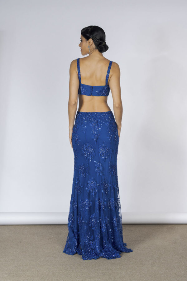 Costas do vestido de festa longo na cor azul royal todo bordado a mão, esse modelo de vestido com decote costas e fenda é jovem e ideal para madrinhas e convidadas de casamento.