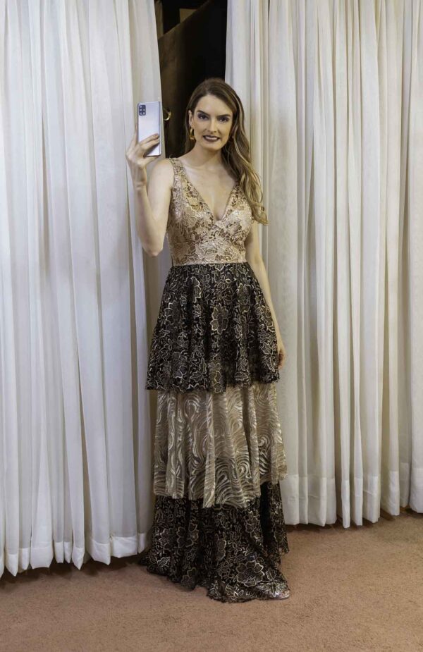 Vestido de festa longo bicolor de rendas nas cores preto com dourado.