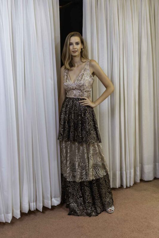 Vestido de festa longo bicolor de rendas nas cores preto com dourado.