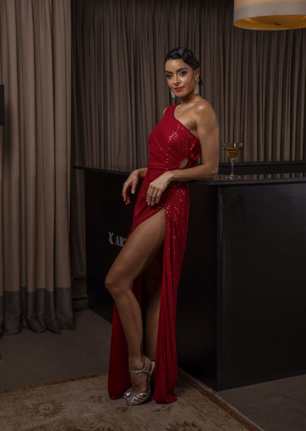 Vestido de festa vermelho com decote de um ombro só e fenda