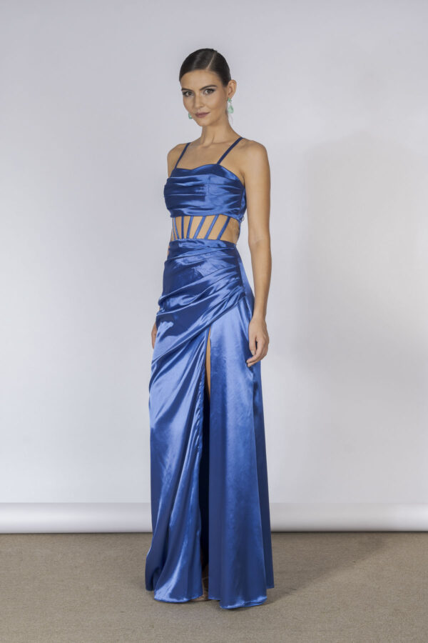 Vestido de festa longo com fenda em cetim com brilho na cor azul, perfeito para bailes de formatura e ocasiões especiais a noite.