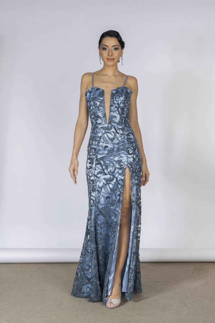 Vestido de festa longo bordado a mão com fenda milla na cor azul.