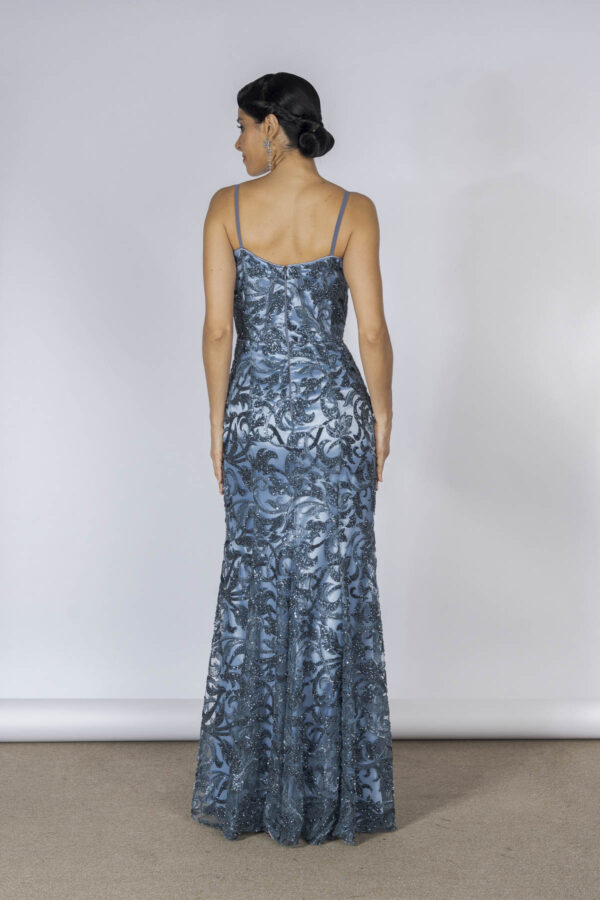 Costas do vestido de festa longo bordado a mão com fenda milla na cor azul.