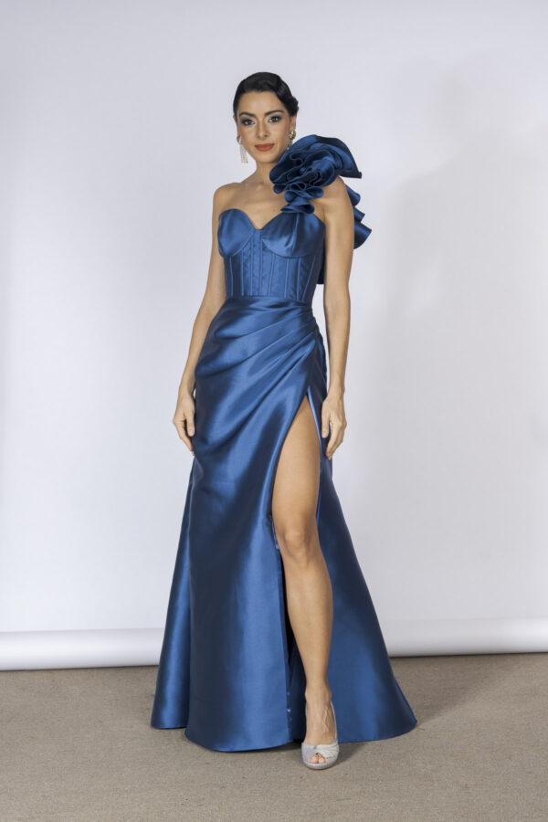 Vestido de festa longo com fenda na cor azul