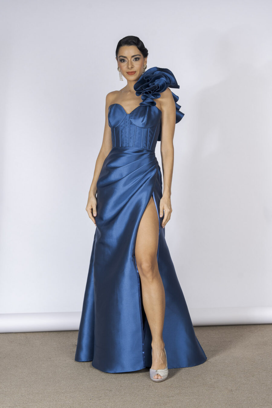 Vestido de festa longo com fenda na cor azul