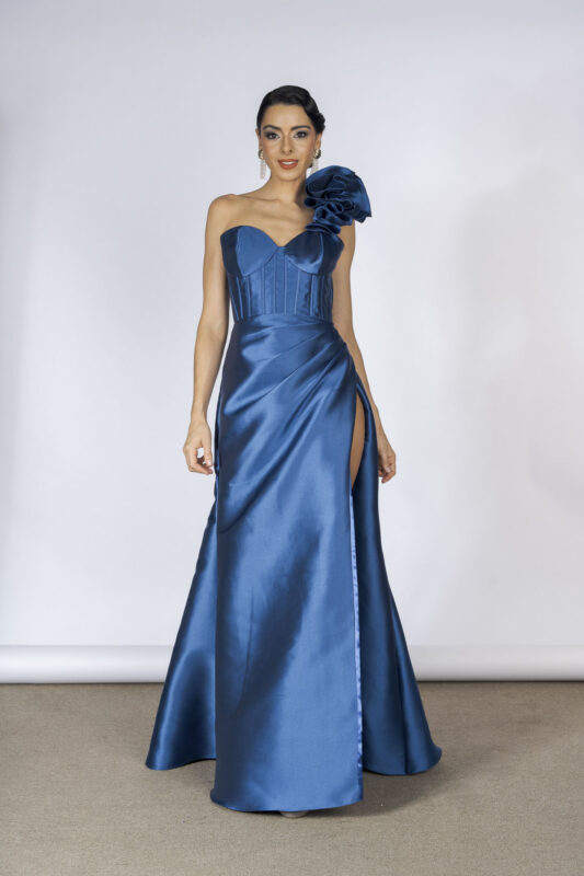 Vestido de festa longo , saia com fenda, na cor azul com flor feita a mão aplicada no decote