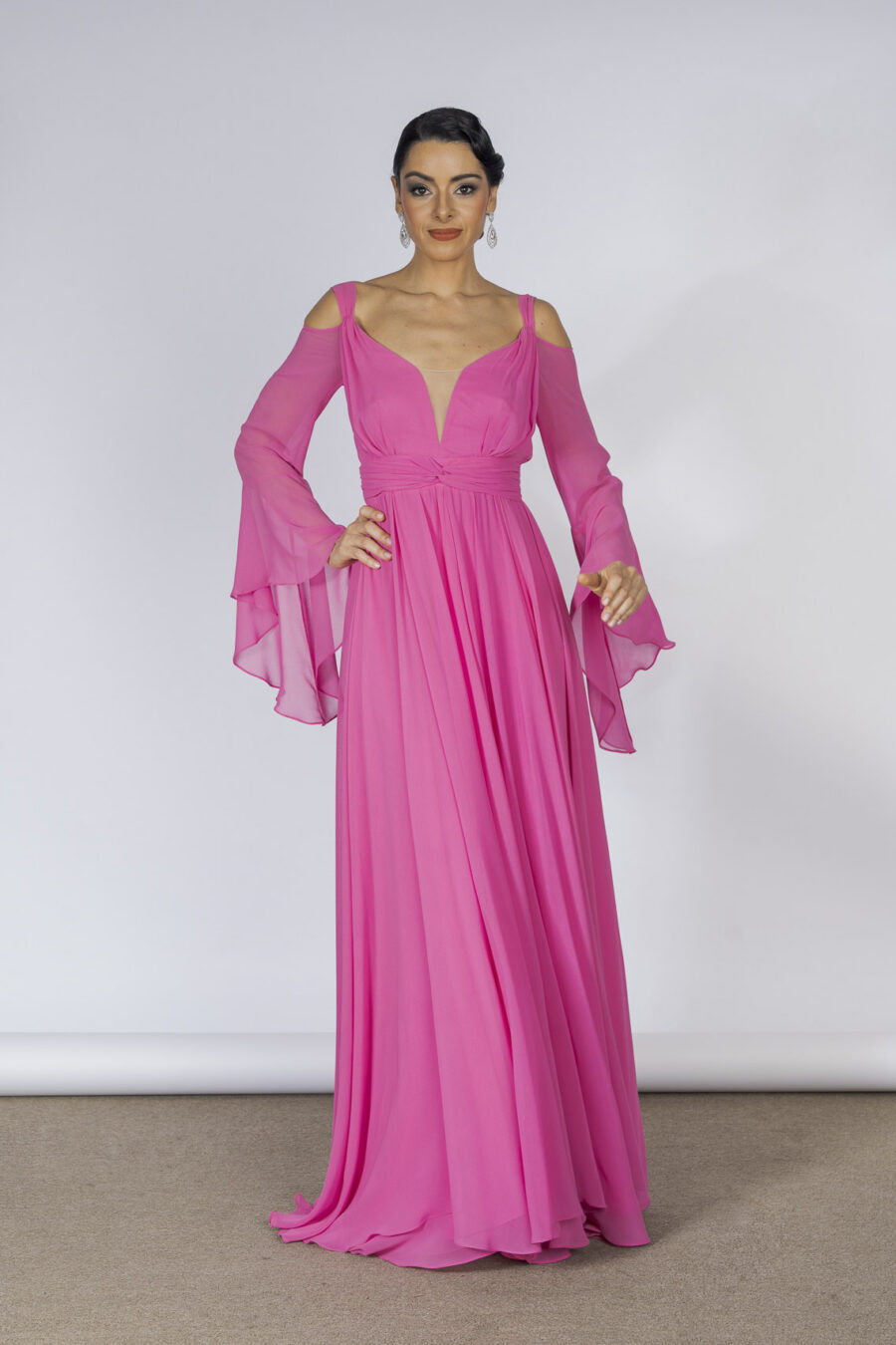 Vestido de festa na cor rosa, com manga longa com decote em v para madrinha de casamento na praia