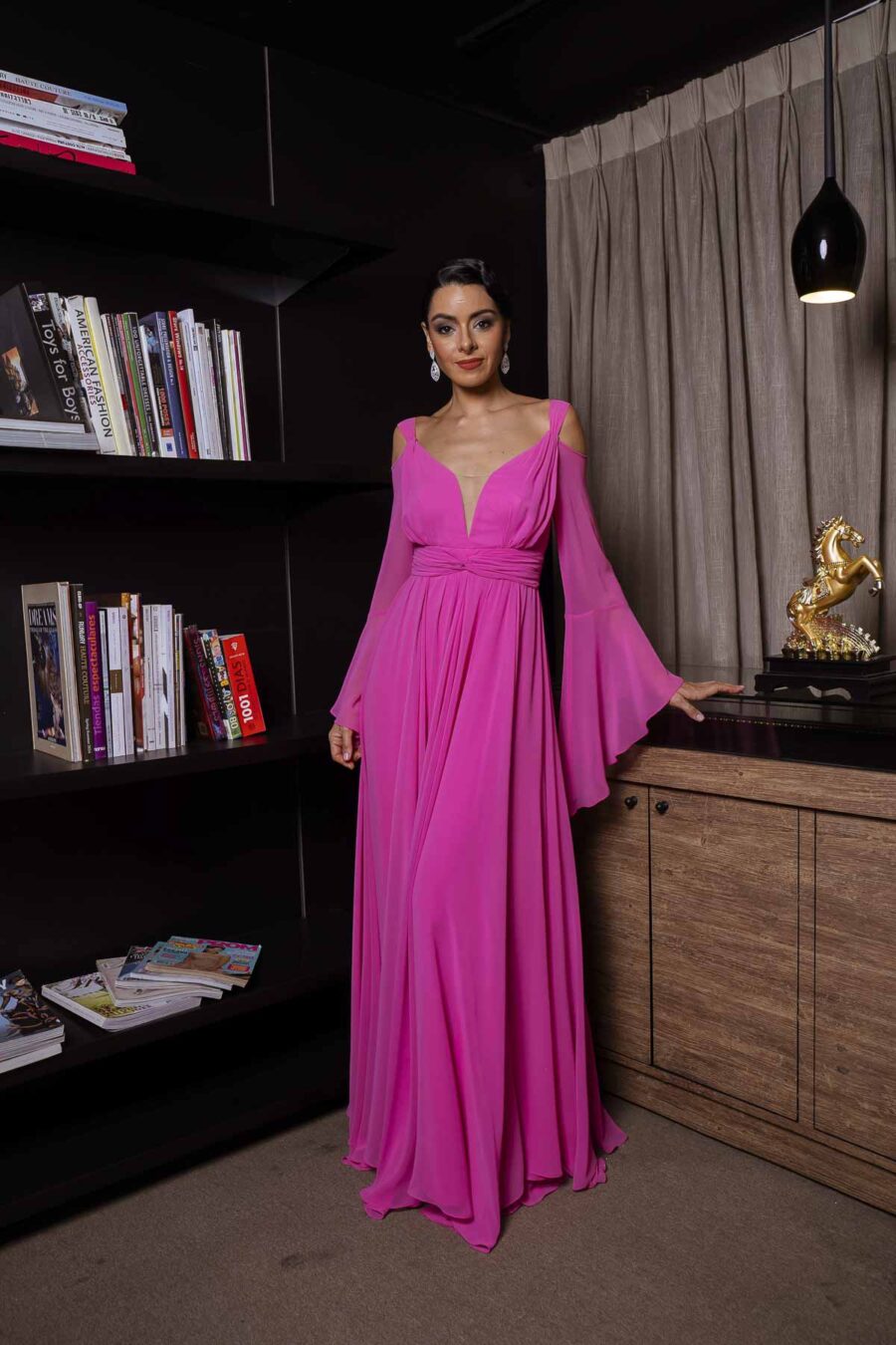 Vestido de festa com manga longa na cor rosa com decote em v, perfeito para madrinha ou convidada de casamento na praia.
