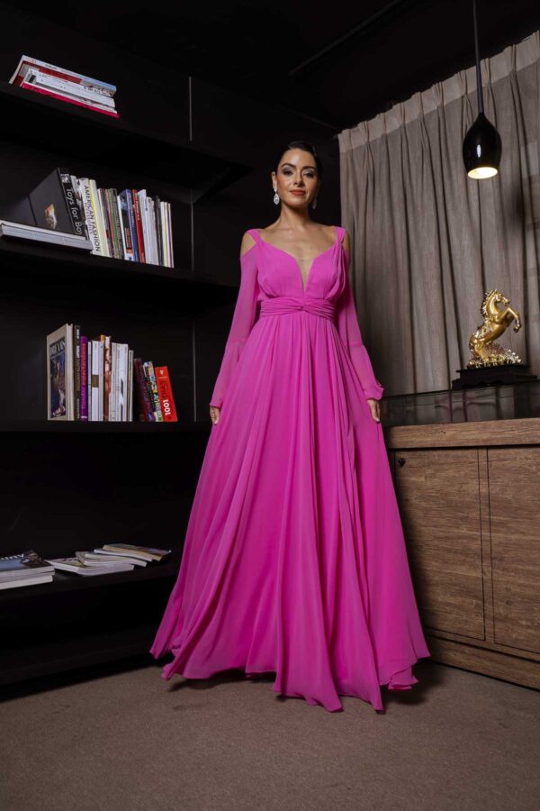 Vestido de festa esvoaçante na cor rosa para madrinha de casamento na praia