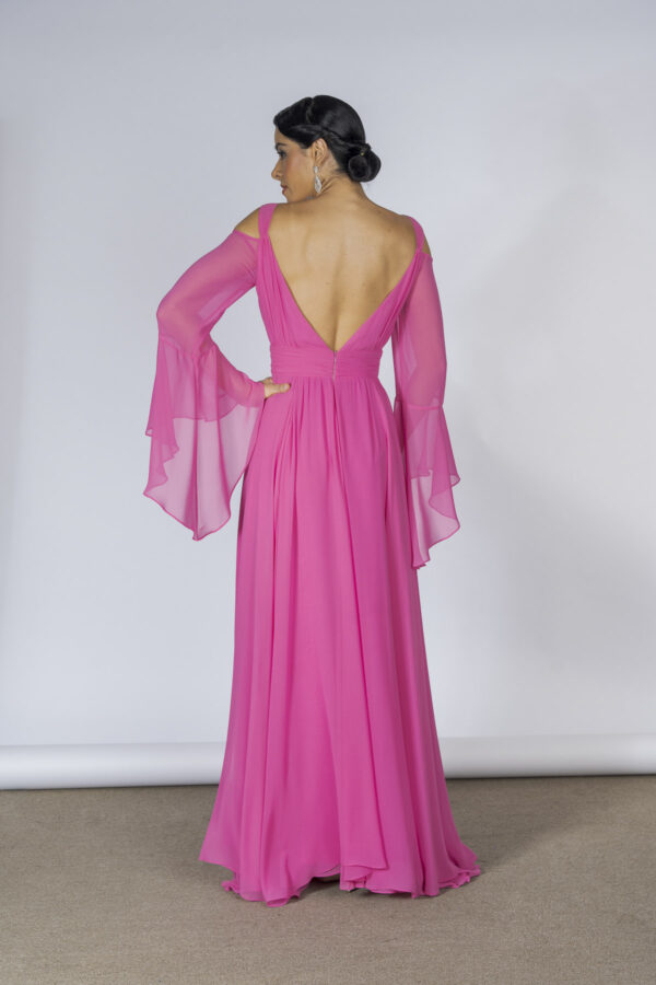 Costas do vestido de festa com decote costas toda de fora, na cor rosa.