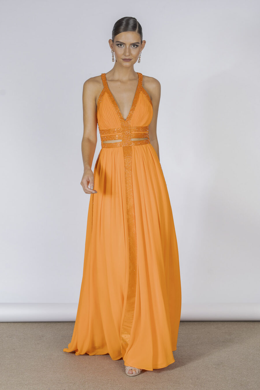 Vestido de festa longo na cor laranja bordado a mão