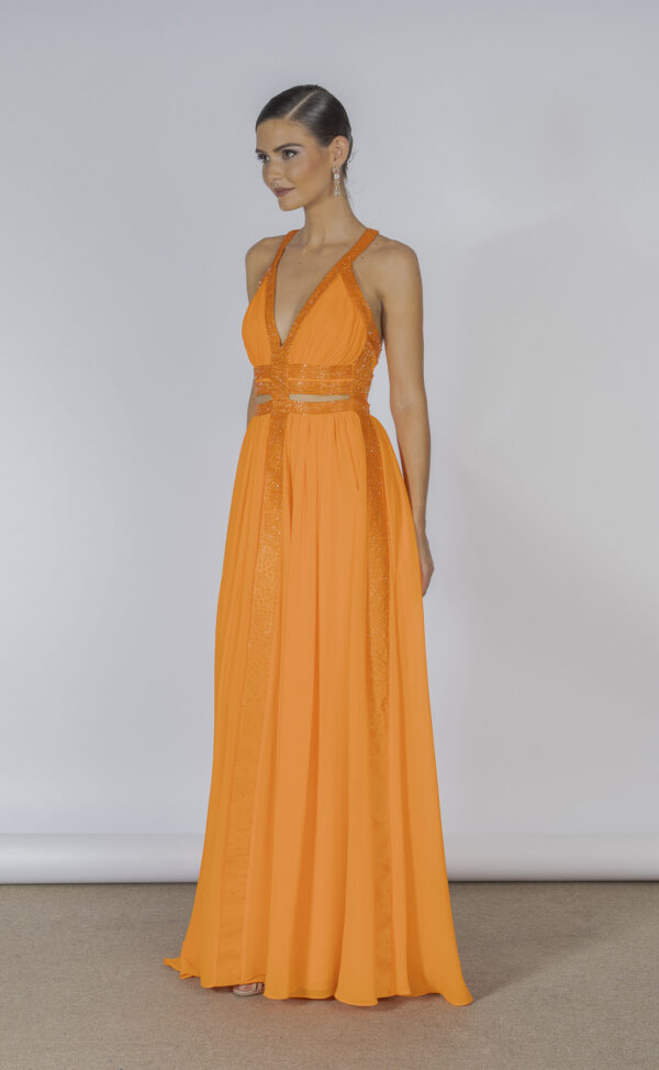 Detalhe lateral do vestido de festa elegante zizi na cor laranja