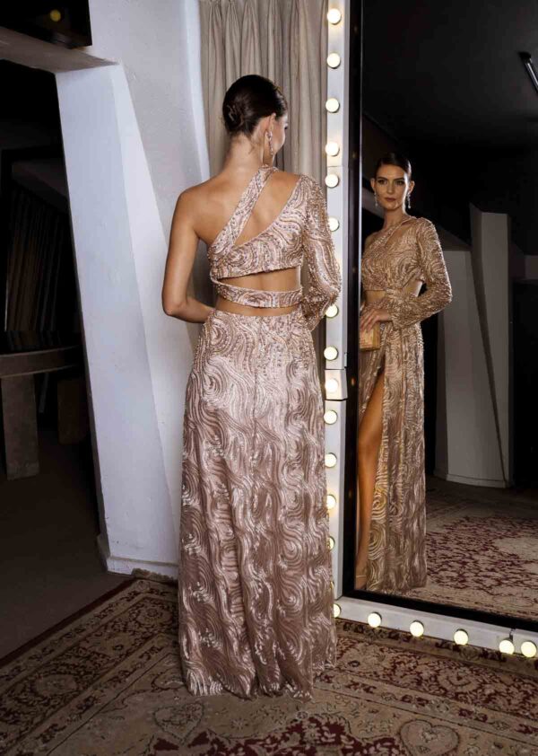 Vestido de festa longo com decote costas na cor dourado, muito elegante e ousado