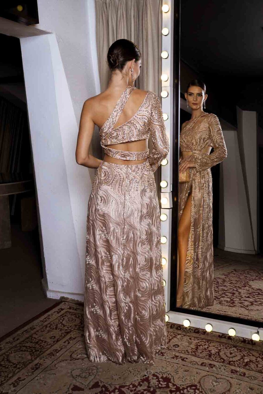Vestido de festa longo com decote costas na cor dourado, muito elegante e ousado