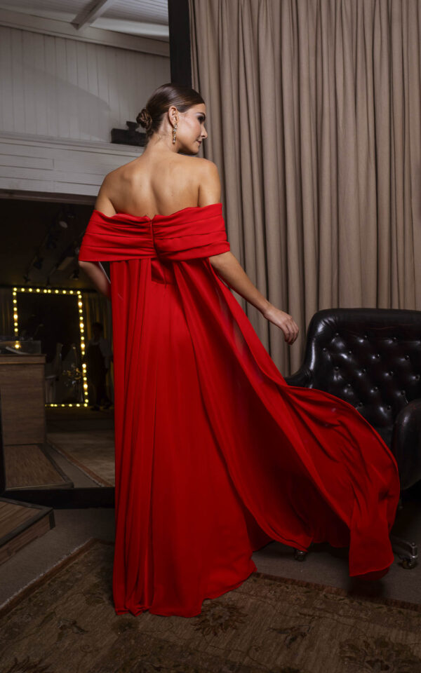 Vestido de festa longo e elegante para mães dos noivos na cor vermelho.