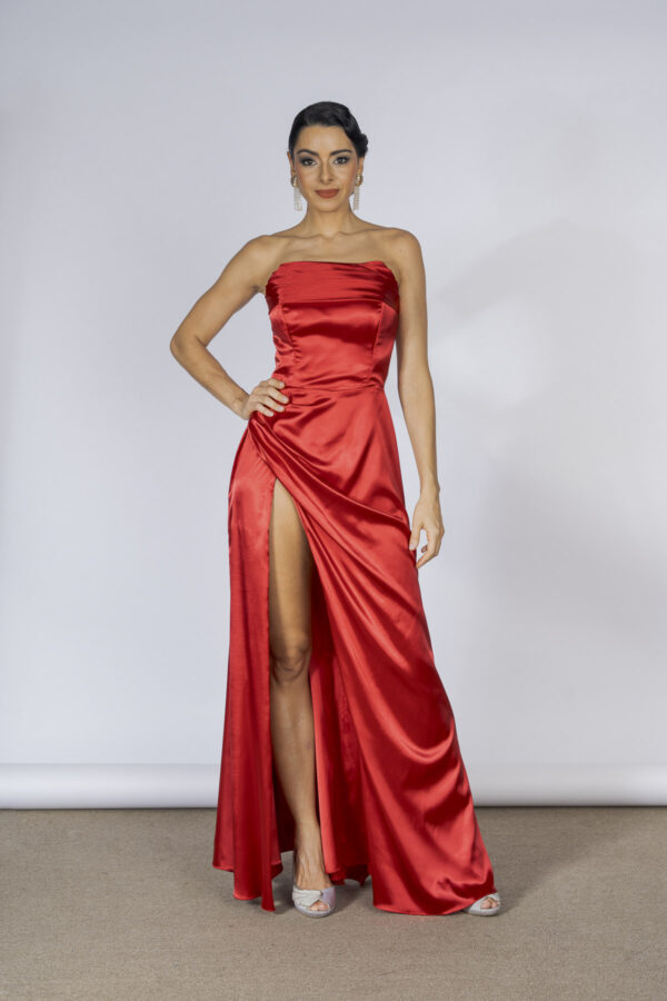 Vestido de festa longo , com modelagem tomara que caia perfeita e silhueta que valoriza o corpo, esse modelo na cor vermelha conta com poderosa fenda, perfeito para você arrasar nas melhores festas como baile de formatura.