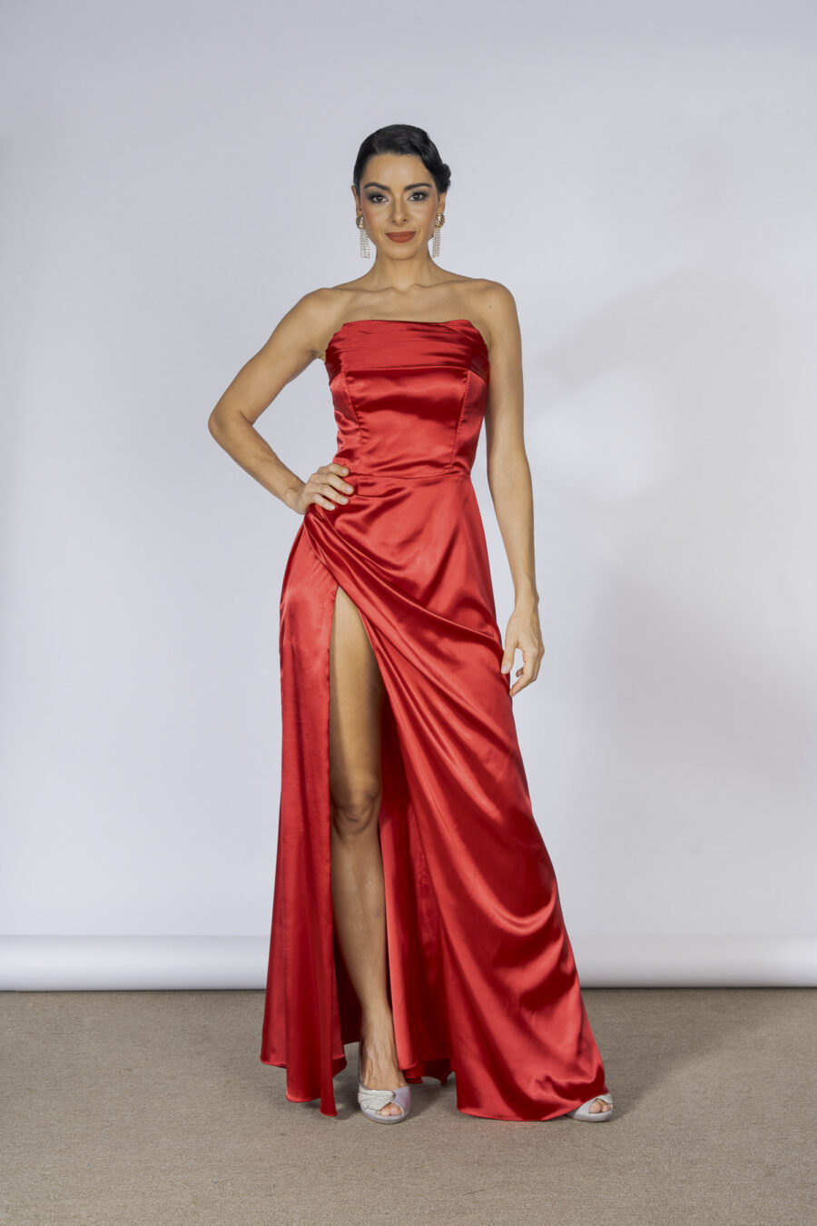 Vestido de festa longo , com modelagem tomara que caia perfeita e silhueta que valoriza o corpo, esse modelo na cor vermelha conta com poderosa fenda, perfeito para você arrasar nas melhores festas como baile de formatura.