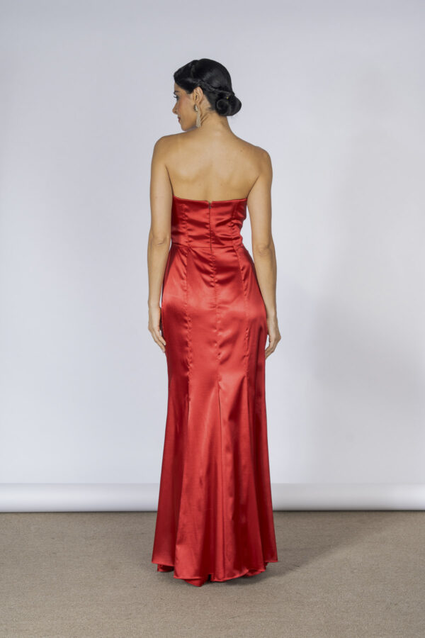 Costas do vestido de festa longo na cor vermelho para formatura