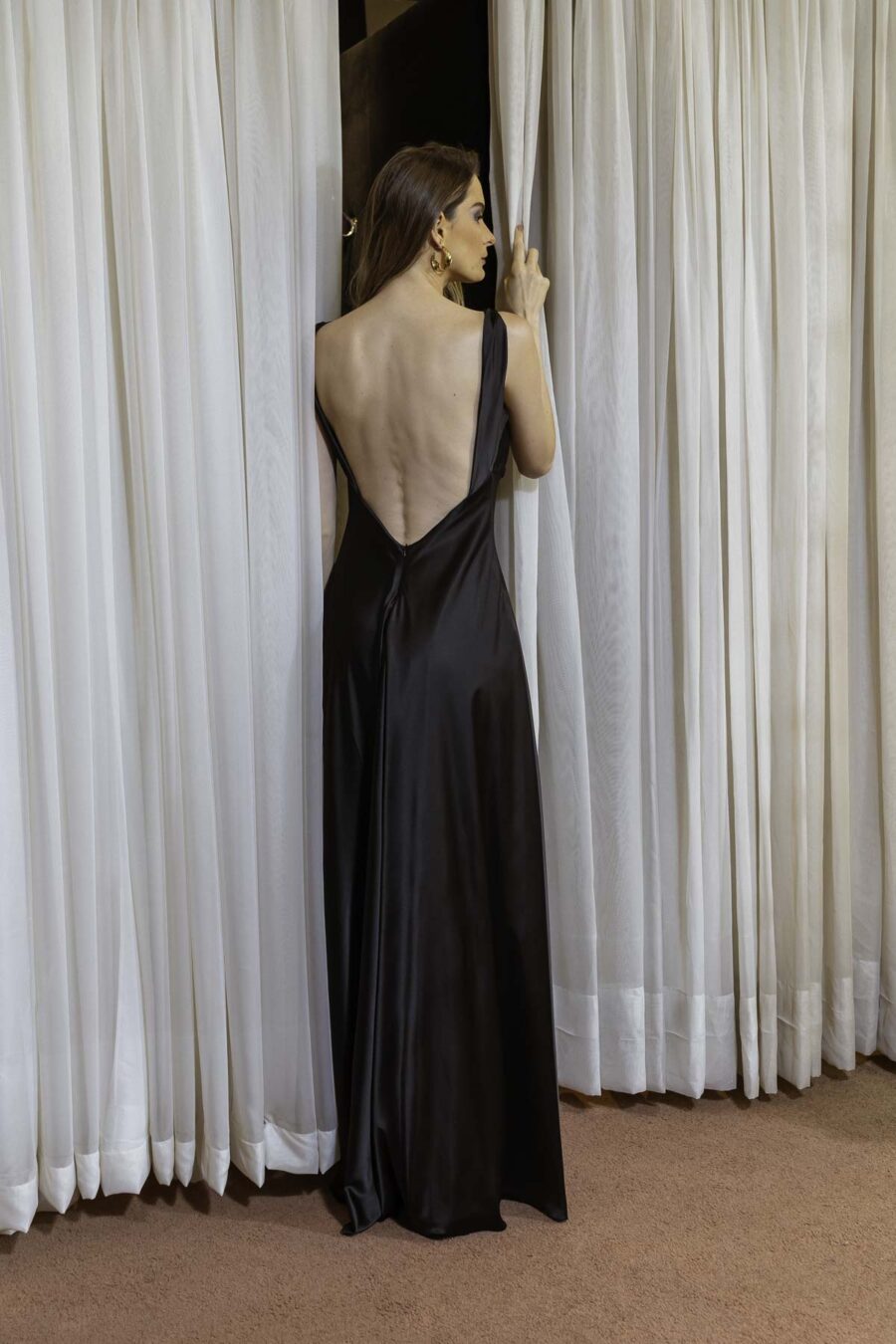 Decote costas do vestido de festa fluidop na cor preto perfeito para você arrasar como convidada nos melhores bailes de formatura e festas