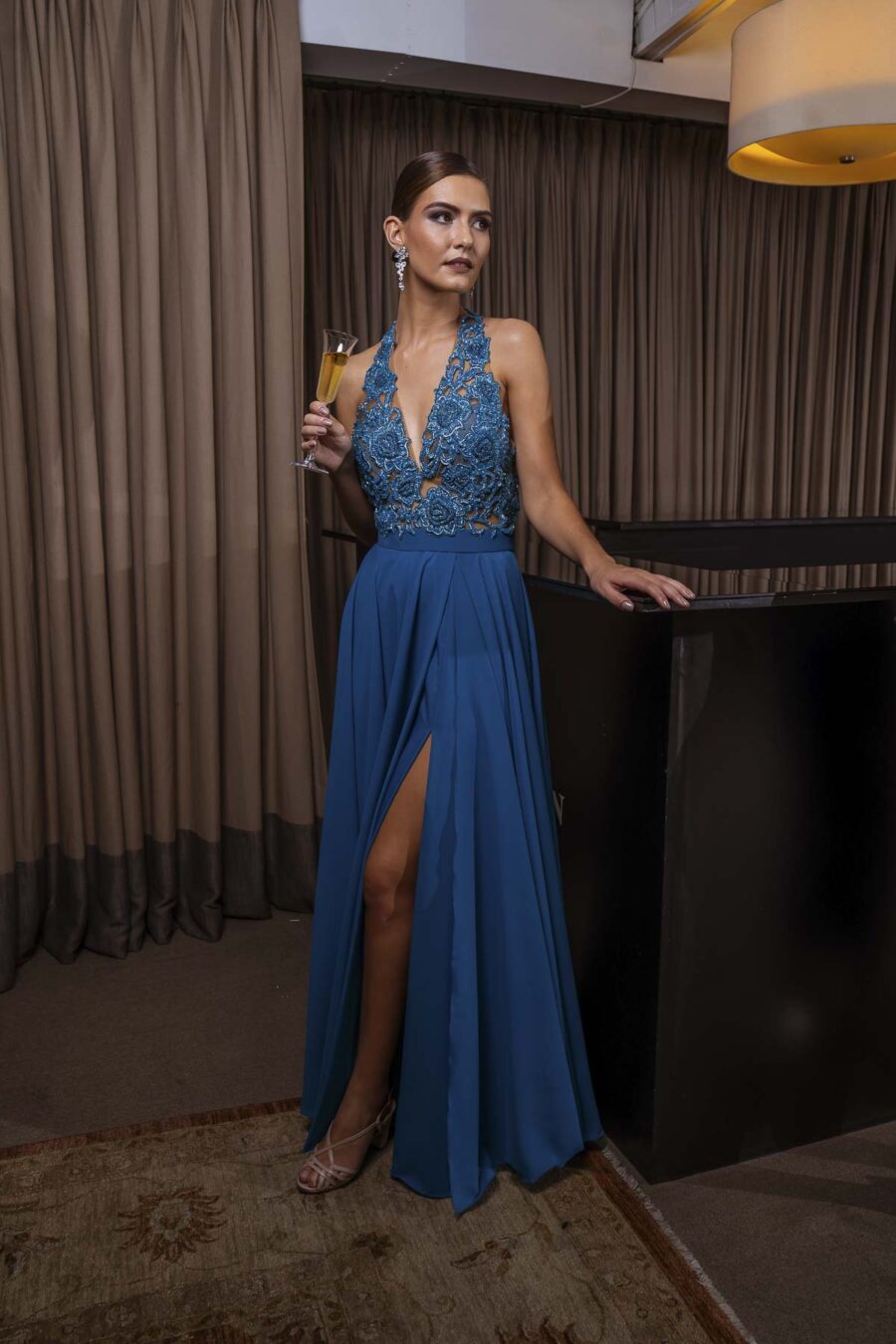 Elegante vestido de festa para madrinhas e convidadas de casamento, este modelo de vestido longo na cor é receita de atrair todos os olhares na festa.