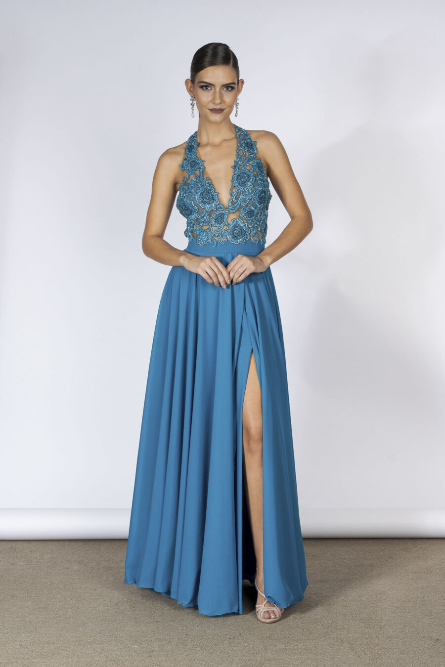 Vestido de festa longo na cor azul com corpo de renda com decote em v e saia evasê, este modelo é perfeito para madrinhas e convidadas de casamento.