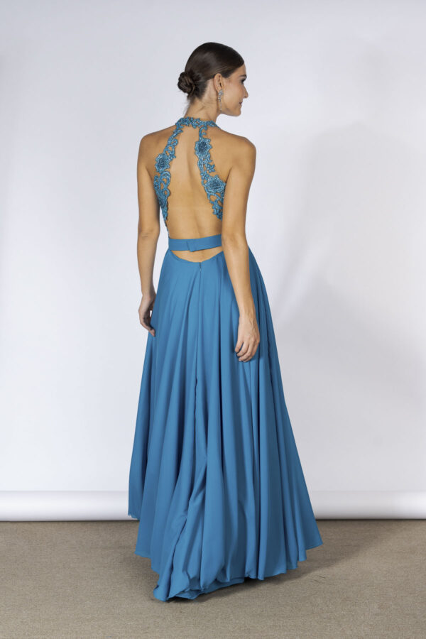 Costas do vestido de festa na cor azul dom decote ousado