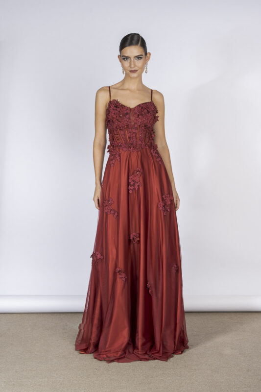 Vestido de festa longo na cor marsala, em tule com saia evasê estilo romântica, modelo Vik by Atelier Arthur Caliman