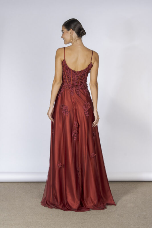 Costas do vestido longo de festa na cor marsala Vik para formaturas e madrinhas de casamento.