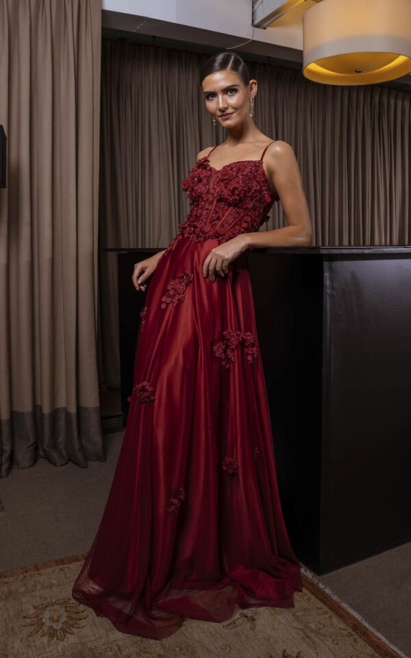 Vestido de festa longo na cor marsala, modelo Vik