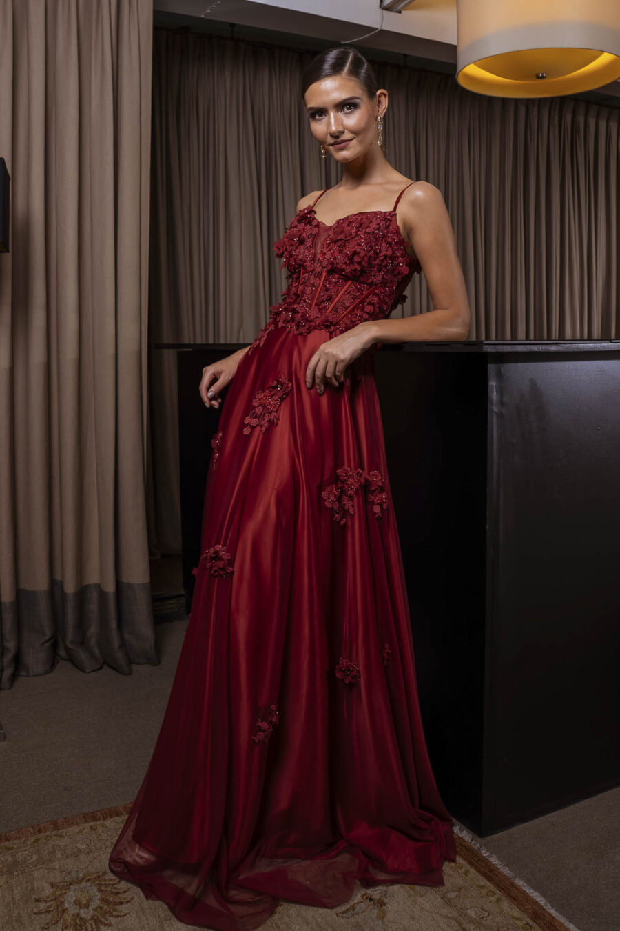 Vestido de festa longo na cor marsala, modelo Vik
