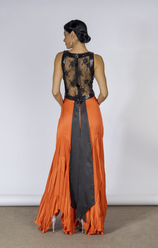 Costas do vestido de festa longo, na cor laranja em cetim com detalhes em cetim preto com transparências nas costas.