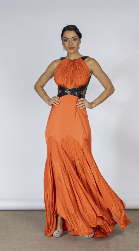 Vestido de festa longo, em cetim amassado fluido na cor laranja com detalhes em paetê preto na cintura. que valoriza e afina silhueta, esse modelo Mengan fox é pefeito para madrinhas e formandas.