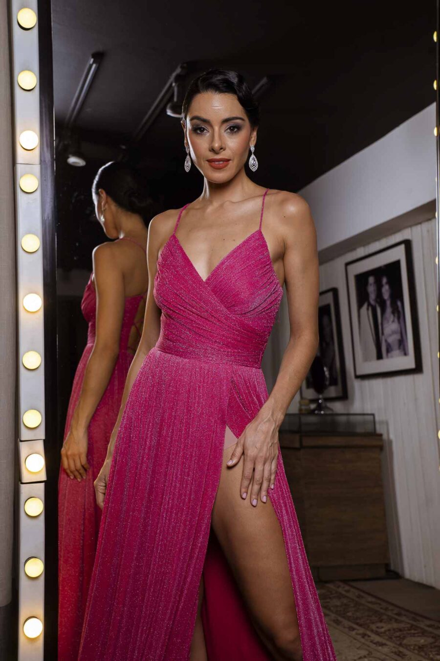 Vestido de festa longo com fenda e decote em v, tecido lurex na cor rosa, ideal para madrinhas , convidadas de casamentos e formaturas.