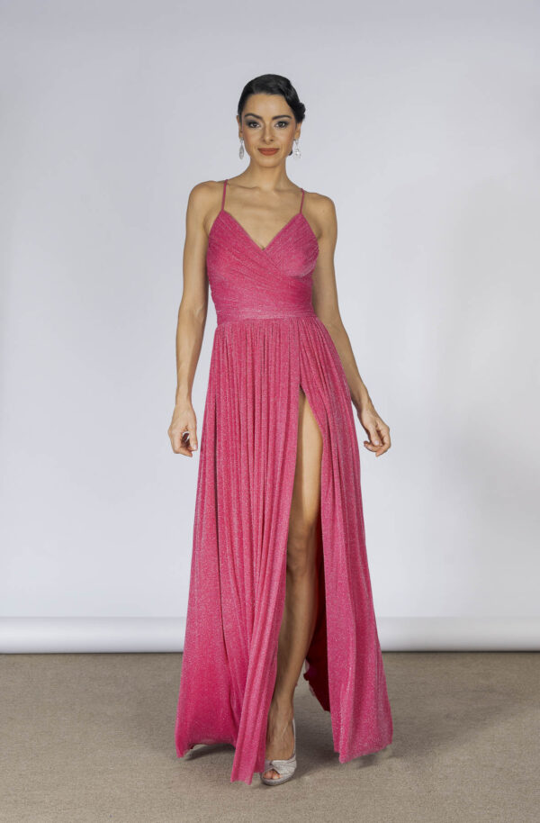 Vestido de festa longo com fenda na cor rosa, com tecido de brilho lurex. perfeito para convidadas de casamento e formaturas.
