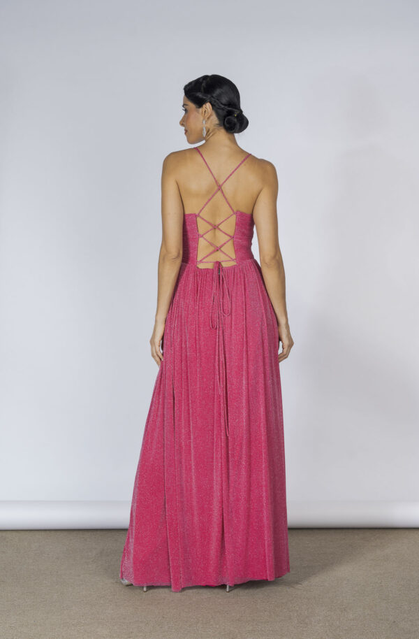 Costas do vestido de festa longo na cor rosa para convidadas de casamento e formaturas